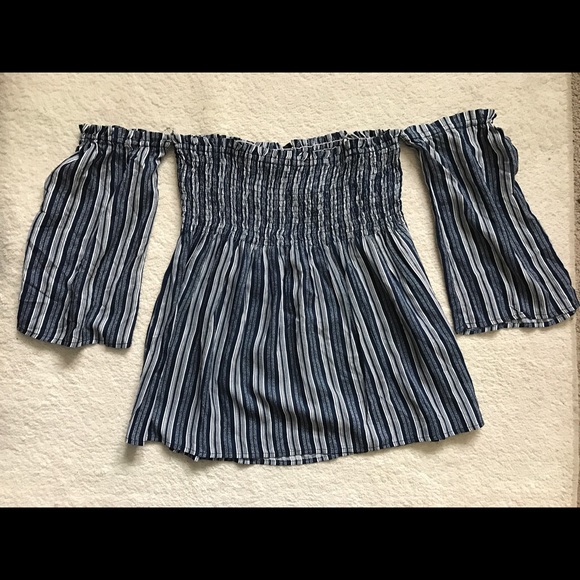 Paper Crane Tops - < NWOT Off-The-Shoulder Top >